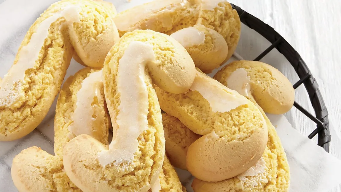 Milano S biscuits with a sugar glaze, in a basket